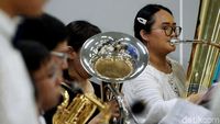 Orkes Tiup Jepang Hibur Pengunjung di Stasiun MRT