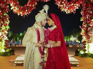 7 Artis Bollywood Ini Gelar Pernikahan Dua Kali dengan Orang yang Sama