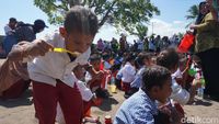 Antusias Anak dan Orang Tua di Pulau Rinca Belajar Sikat Gigi