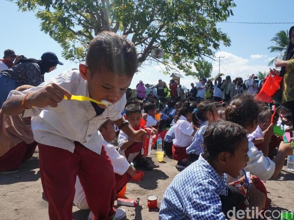 Antusias Anak dan Orang Tua di Pulau Rinca Belajar Sikat Gigi