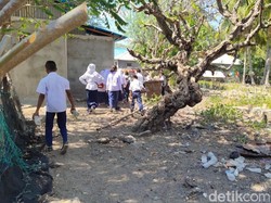 Serunya Para Siswa Bersih-bersih Sampah di Pulau Rinca