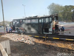Bus Akas Surabaya-Probolinggo Hangus Terbakar, Sisakan Rangka