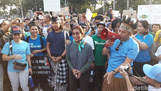 Ditemani 'Monster Plastik', Menteri Susi Hadir di Pawai Bebas Plastik
