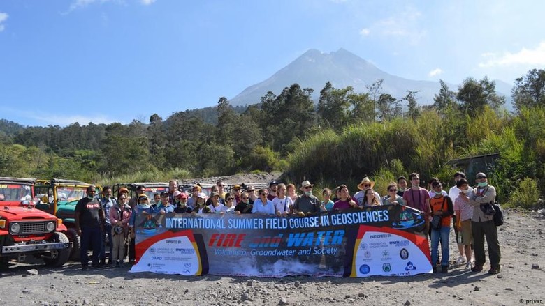 Kesan Mahasiswa Jerman di Indonesia: Nikmatnya Nasi Ayam di Bawah Bayang Merapi