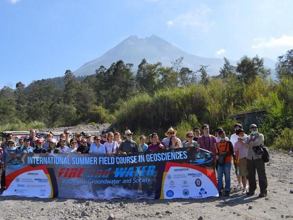 Kesan Mahasiswa Jerman di Indonesia: Nikmatnya Nasi Ayam di Bawah Bayang Merapi Kesan Mahasiswa Jerman di Indonesia: Nikmatnya Nasi Ayam di Bawah Bayang Merapi