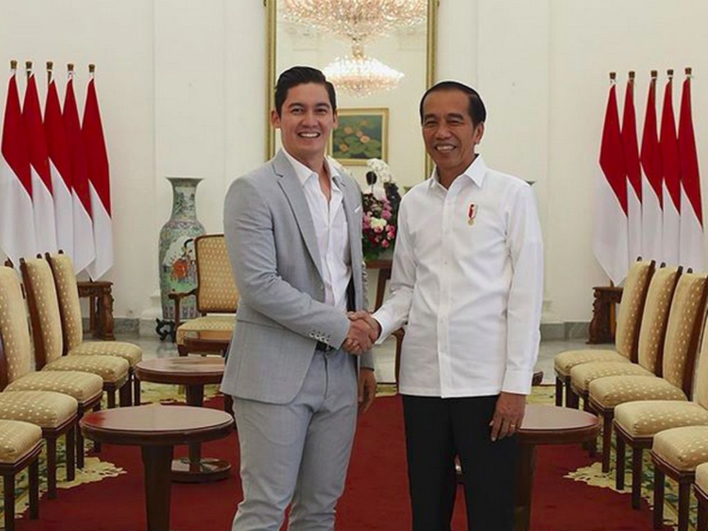 Foto Bareng Jokowi, Samuel Zylgwyn Digoda Siap Jadi Menteri Foto Bareng Jokowi, Samuel Zylgwyn Digoda Siap Jadi Menteri
