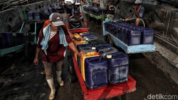 Potret Para Pedagang Air Bersih Kala Kemarau Melanda Ibu Kota