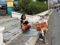 Berjualan Kue Sambil Gendong Adiknya, Anak Ini Bikin Haru Netizen