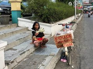 Berjualan Kue Sambil Gendong Adiknya, Anak Ini Bikin Haru Netizen Berjualan Kue Sambil Gendong Adiknya, Anak Ini Bikin Haru Netizen