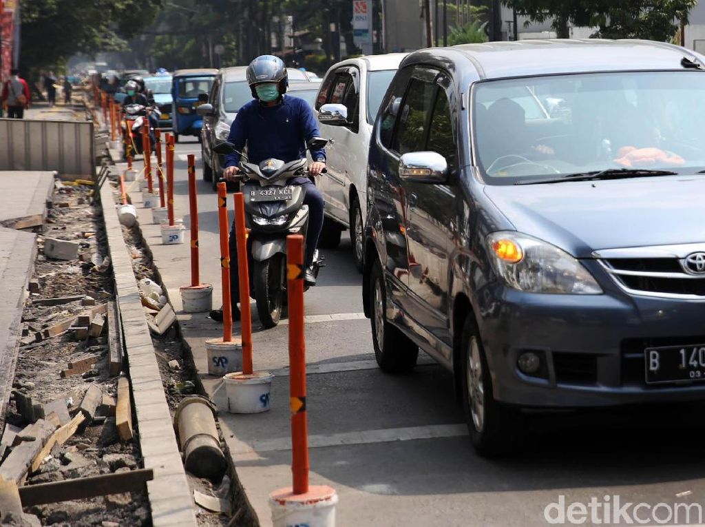 Jalan Menyempit, Cikini Raya Padat Merayap Jalan Menyempit, Cikini Raya Padat Merayap