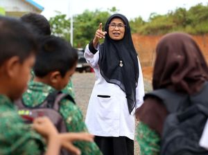 Pensiunan Dosen, Alih Profesi Jadi Bidan Bangun Sekolah Tapal Batas