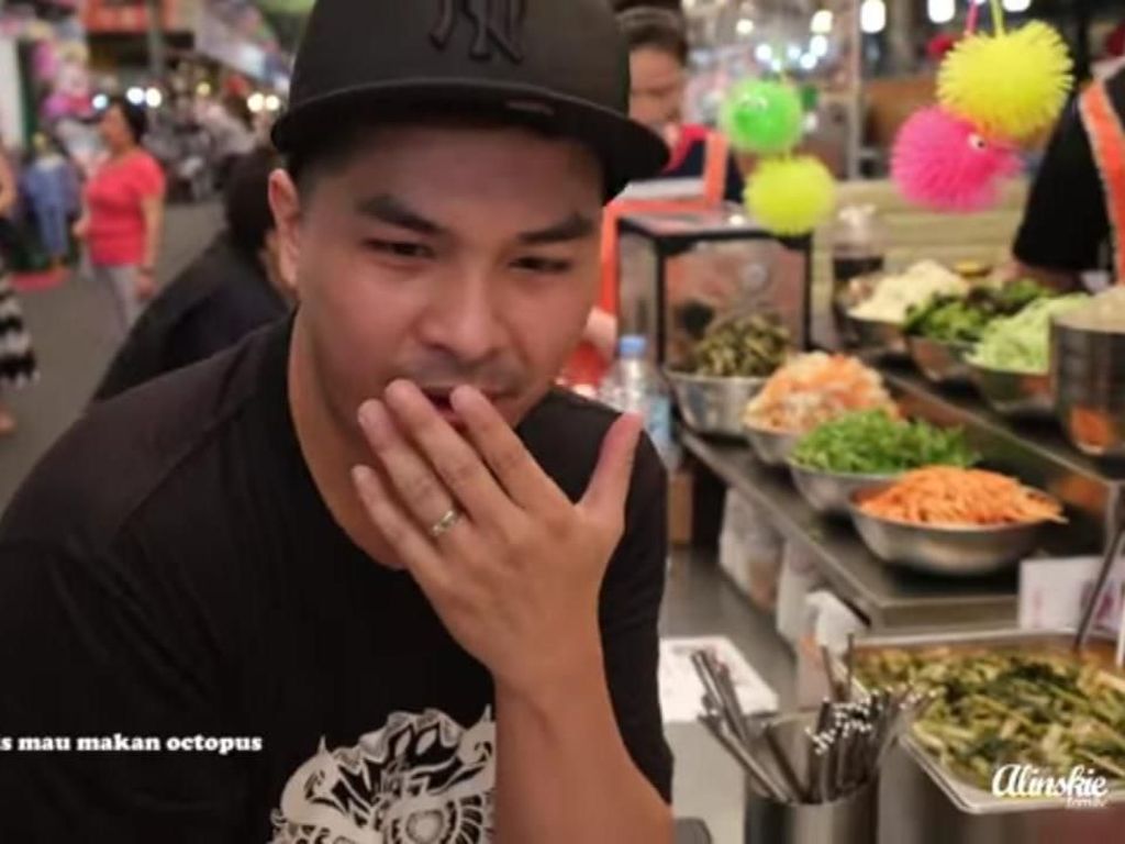 Lihat Keberanian Glenn Alinskie Cicip Gurita dan Daging Mentah di Korea Lihat Keberanian Glenn Alinskie Cicip Gurita dan Daging Mentah di Korea