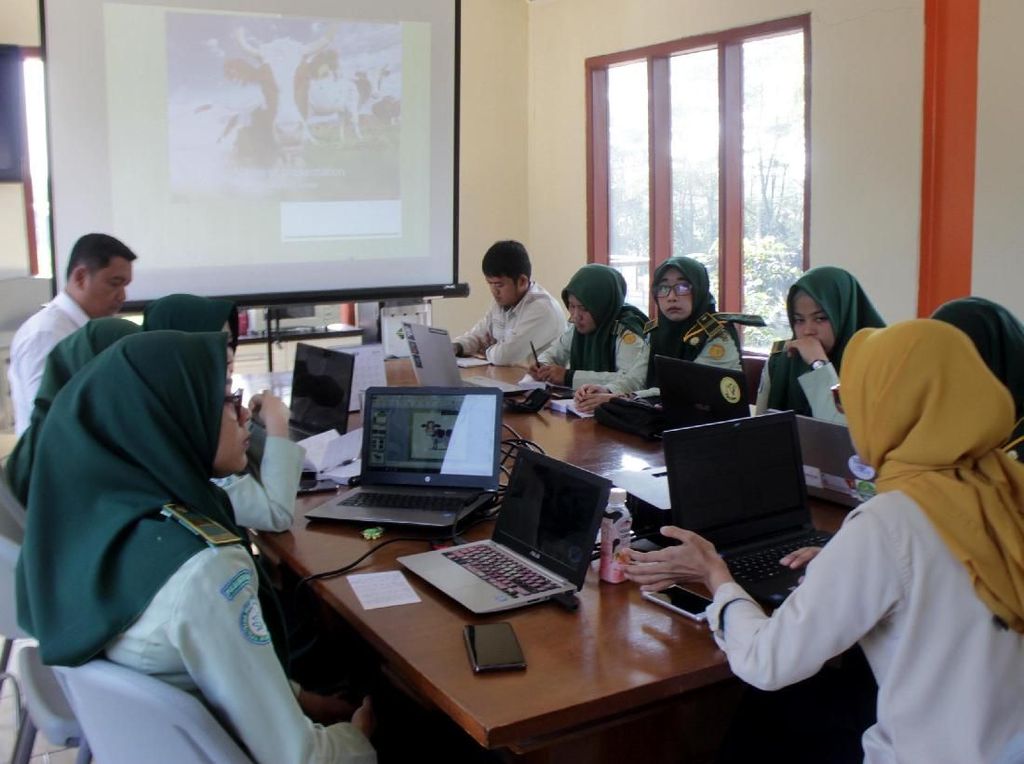 Memapah Arah Program Vokasi Jokowi Memapah Arah Program Vokasi Jokowi
