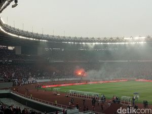 Flare Menyala di Pesta Kemenangan Persija atas PSM Flare Menyala di Pesta Kemenangan Persija atas PSM