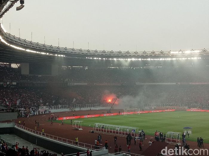 Flare dinyalakan The Jakmania setelah Persija menang 1-0 atas PSM Makassar di Piala Indonesia (Amalia Dwi Septi/detikSport) Flare dinyalakan The Jakmania setelah Persija menang 1-0 atas PSM Makassar di Piala Indonesia (Amalia Dwi Septi/detikSport)