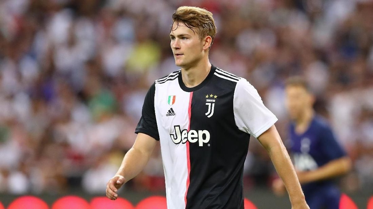 Gol bunuh diri De Ligt buat Inter Milan unggul 1-0 atas Juventus. (Foto: Pakawich Damrongkiattisak/Getty Images)