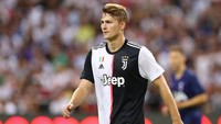 Matthijs de Ligt jadi pembelian termahal Juventus musim panas ini. Bek muda asal Belanda itu dibeli seharga 85,5 juta euro dari Ajax. Foto: Pakawich Damrongkiattisak/Getty Images
