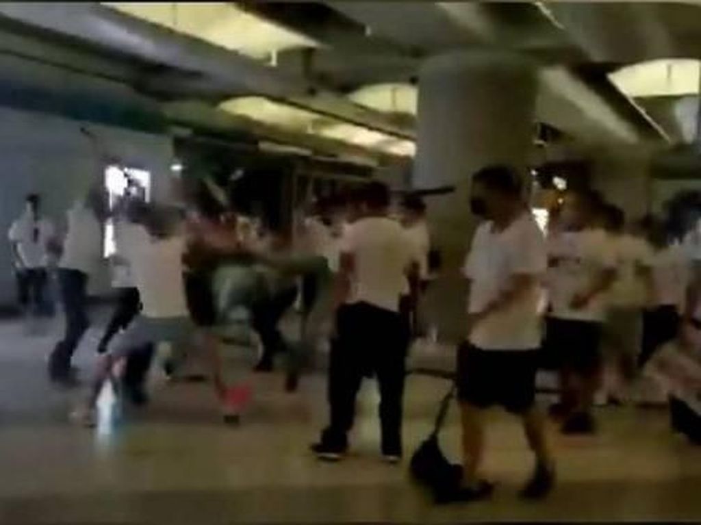 Demonstran Hong Kong Diserang Gerombolan Pria Berbaju Putih, 45 Orang Luka Demonstran Hong Kong Diserang Gerombolan Pria Berbaju Putih, 45 Orang Luka