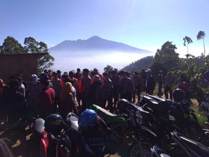 Gunung Panderman Terbakar, Pemadaman Dilakukan Secara Manual