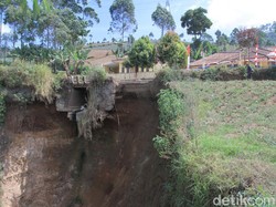 4 Bulan Ambrol, Tebing Sedalam 30 Meter di Kertasari Belum Diperbaiki