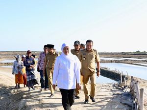 Cek Harga Anjlok, Khofifah Kunjungi Petani Garam di Madura Cek Harga Anjlok, Khofifah Kunjungi Petani Garam di Madura