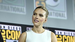 Scarlett Johansson Pamer Tatonya yang Jarang Terlihat di Comic Con 2019