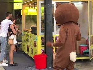 Foto Viral Pria Dapati Pacarnya Selingkuh Saat Beri Kejutan, Bikin Nyesek