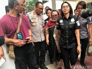 Nunung Tak Kooperatif saat Ditangkap Nunung Tak Kooperatif saat Ditangkap