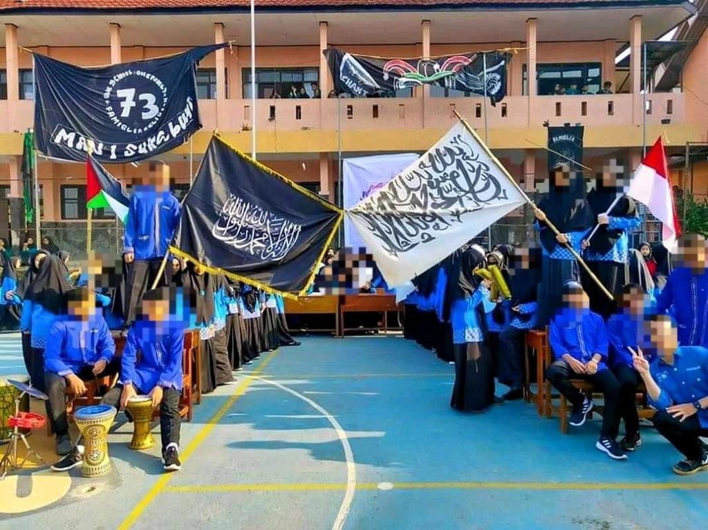 Tentang Bendera Hitam/Putih Bertuliskan Tauhid yang Dianggap Meresahkan Tentang Bendera Hitam/Putih Bertuliskan Tauhid yang Dianggap Meresahkan