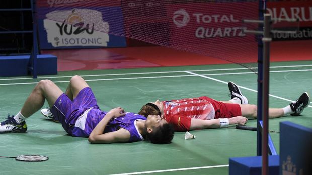 Pebulu tangkis Taiwan Chou Tien Chen (kiri) dan pebulu tangkis Denmark Anders Antonsen (kanan) menjatuhkan diri ke lapangan seusai bertandin pada babak final Blibli Indonesia Open 2019 di Istora Senayan, Jakarta, Minggu (21/7/2019). Tien Chen menjuarai Indonesia Open 2019 nomor tunggal putra usai mengalahkan Antonsen dengan skor 21-18, 24-26, dan 21-15 . ANTARA FOTO/Hafidz Mubarak A/foc.