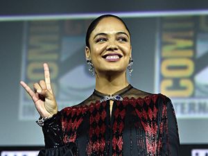 Jadi Pahlawan LGBT Pertama Marvel, Tessa Thompson Stylish di Comic Con