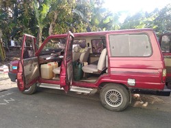 Seorang Pria Digerebek Warga Diduga Sedang Menimbun BBM Premium