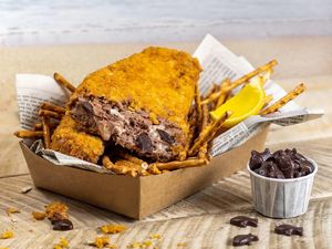 Nyamm! Es Krim Goreng Ini Bentuknya Persis Fish and Chips Nyamm! Es Krim Goreng Ini Bentuknya Persis Fish and Chips