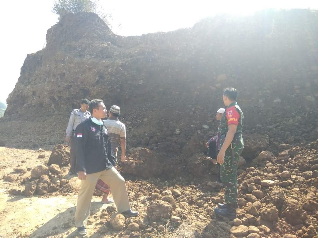 Pekerja Galian Tewas Tertimpa Longsor di Jepara Pekerja Galian Tewas Tertimpa Longsor di Jepara