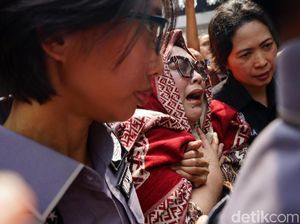 Nangis Usai Dirilis Polda, Nunung Nyaris Pingsan Nangis Usai Dirilis Polda, Nunung Nyaris Pingsan