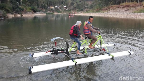 Foto: Sepedaan di Atas Sungai Oya Bantul