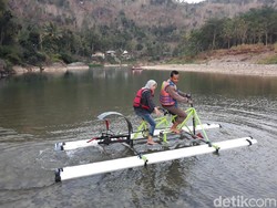 Asyiknya Naik Sepeda Air di Sungai Oya Bantul
