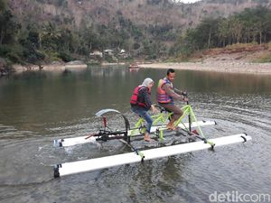 Asyiknya Naik Sepeda Air di Sungai Oya Bantul Asyiknya Naik Sepeda Air di Sungai Oya Bantul