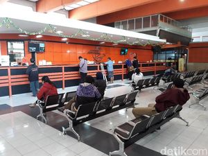 Dikabarkan Mau Bangkrut, Begini Suasana Kantor Pos Solo