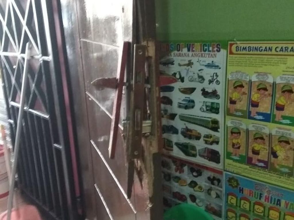 Rumah Warga di Jaktim Dibobol Maling, Perhiasan Senilai Rp 12 Juta Raib Rumah Warga di Jaktim Dibobol Maling, Perhiasan Senilai Rp 12 Juta Raib