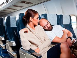 Jangan Tidur Saat Pesawat Take Off dan Landing, Ini Alasannya