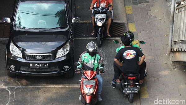 Bahaya! Pemotor Nekat Lawan Arah di Manggarai