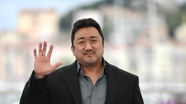 South-Korean US actor Ma Dong-Seok waves during a photocall for the film 