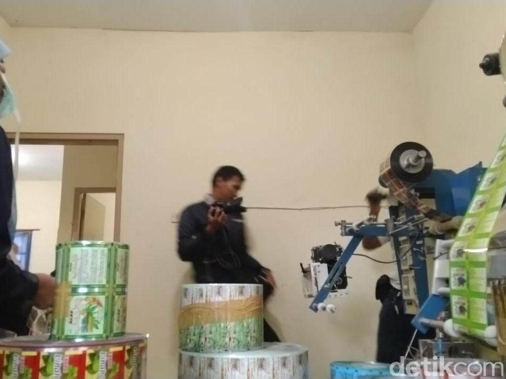 Rumah Produksi Obat Ilegal Berbahaya di Demak Digerebek Rumah Produksi Obat Ilegal Berbahaya di Demak Digerebek