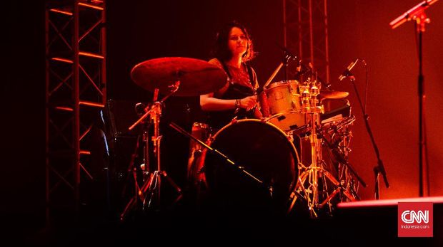 Tepat pukul 20:05 Warpaint naik panggung. Stella Mozgawa (drum), Jenny Lindberg (bas/vokal), Theresa Wayman (gitar/vokal) dan Emily Kokal (gitar/vokal) muncul dari belakang panggung secara berturut, pengunjung yang telah menunggu bersorak.Stella langsung duduk di set drum, Jenny menyelempangkan bas rickenbacker berwarna putih, Emily menyelempangkan gitar fender kaguar dan pun begitu dengan Stella. Tanpa bicara mereka memulai penampilan dengan lagu Heads Up, Stars, Whiteout dan Love Is To Die.