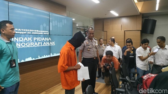 TR (25), seorang napi di Surabaya ditangkap terkait kasus pencabulan anak lewat media sosial (Foto: Ahmad Bil Wahid/detikcom)