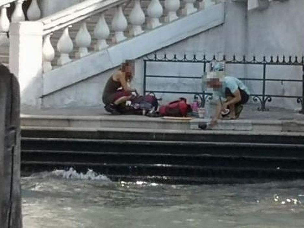 Bikin Kopi di Jembatan Venesia, Turis Malah Kena Denda Bikin Kopi di Jembatan Venesia, Turis Malah Kena Denda
