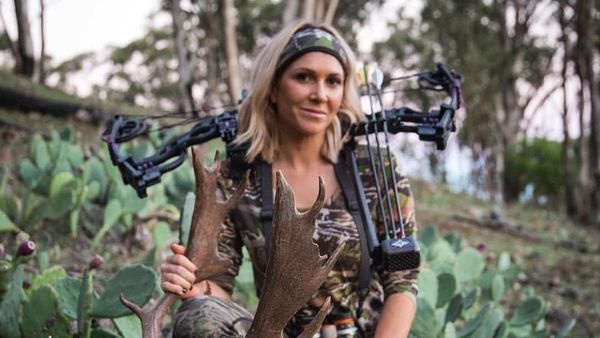 Potret Ibu yang Berburu dan Potong Hewan Sendiri untuk Makanan Keluarga