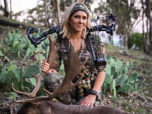 Potret Ibu yang Berburu dan Potong Hewan Sendiri untuk Makanan Keluarga Potret Ibu yang Berburu dan Potong Hewan Sendiri untuk Makanan Keluarga