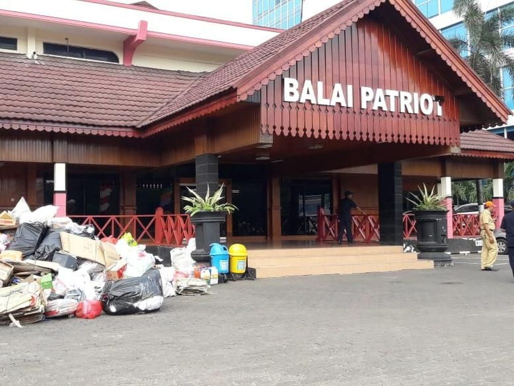 Canangkan Kantor Bersih, ASN Kota Bekasi Diwajibkan Sedekah Sampah Plastik Canangkan Kantor Bersih, ASN Kota Bekasi Diwajibkan Sedekah Sampah Plastik